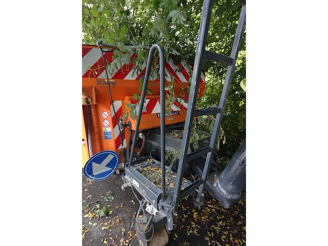 Boschung natzoutstrooier op slede - afbeelding 11 van  12