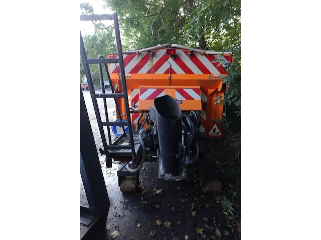 Boschung natzoutstrooier op slede - afbeelding 2 van  13