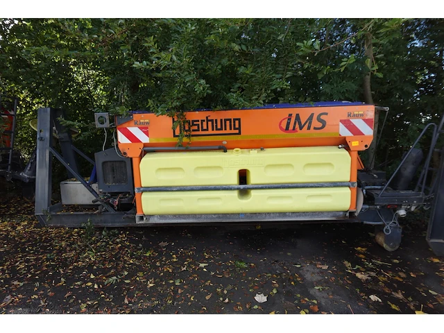Boschung natzoutstrooier op slede - afbeelding 1 van  13