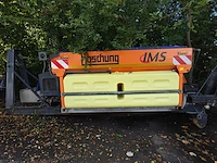 Boschung natzoutstrooier op slede
