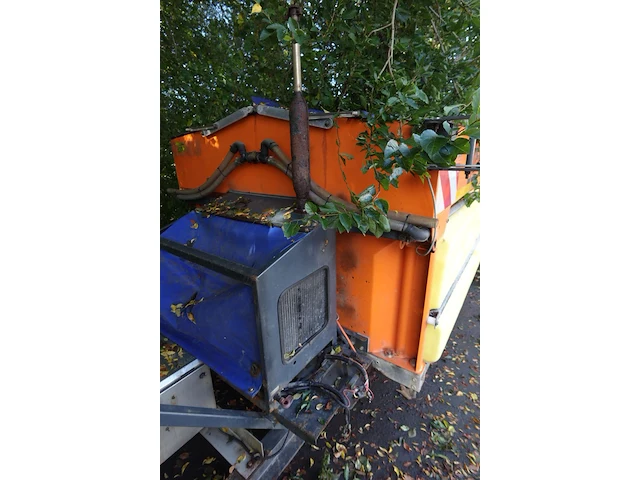 Boschung natzoutstrooier op slede - afbeelding 11 van  13