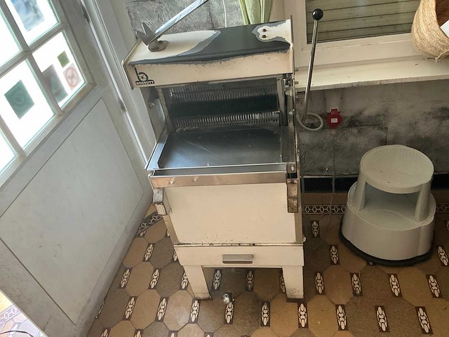 Bossuyt broodsnijmachine - afbeelding 2 van  4