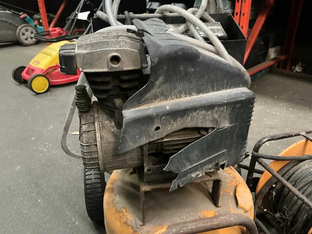 Bostitch luchtcompressor - afbeelding 3 van  5