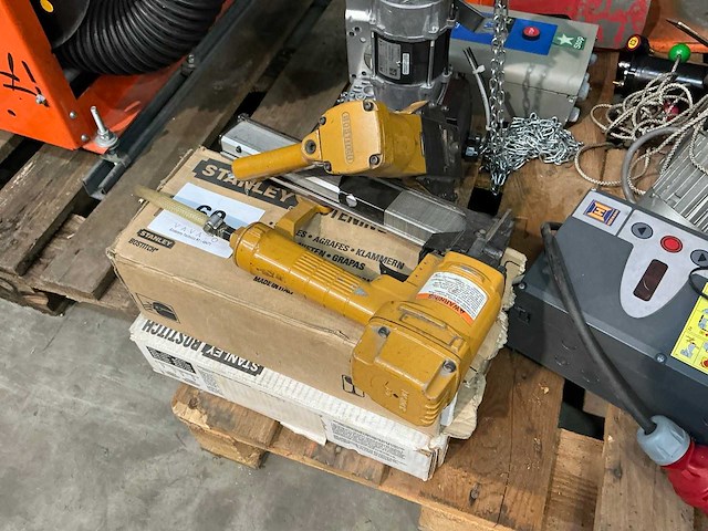 Bostitch pneumatische tacker (2x) - afbeelding 1 van  3