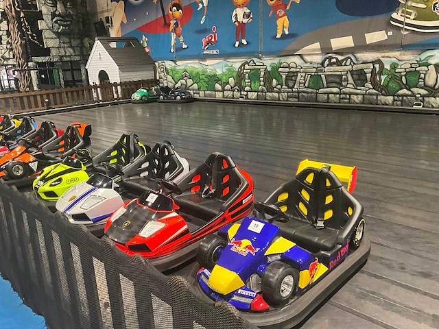 Botsauto platform met 5 botsauto’s - afbeelding 1 van  13