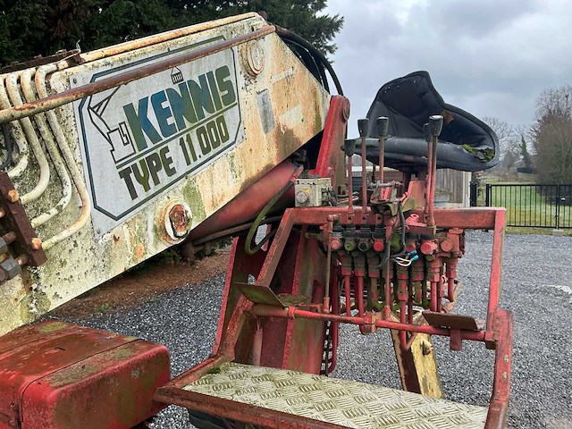 Boughton plateau leger chassis met kraan - lift kennis type 11000 r 78-2 - various units and containers - afbeelding 7 van  20