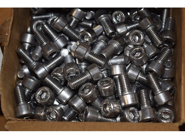Bouten m8 x16 roestvrijstaal inbus, ca. 8 doosjes x200st. - afbeelding 1 van  3