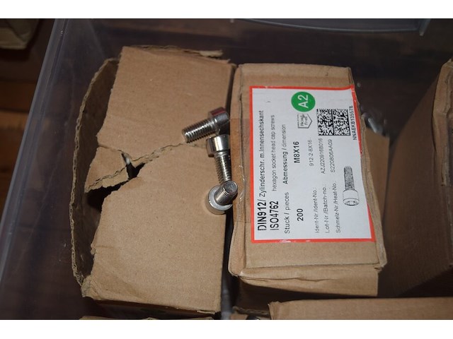 Bouten m8x16 roestvrijstaal ca. 6 doosjes x200 st. - afbeelding 1 van  3