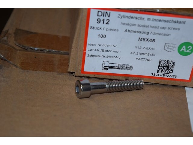 Bouten m8x45 roestvrijstaal inbus ca. 15 doosjes x 100st. - afbeelding 1 van  4