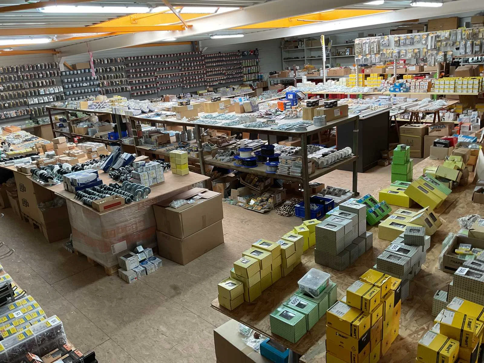 Bouw- en bevestigingsmaterialen, verfgerief en gereedschap