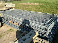 Bouwhek met betonnen blok (15x) - afbeelding 1 van  4