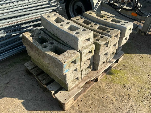 Bouwhek met betonnen blok (15x) - afbeelding 4 van  4
