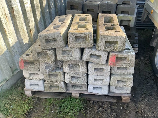 Bouwhek met betonnen blok (20x) - afbeelding 4 van  5