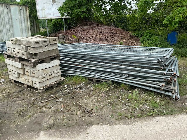 Bouwhek met betonnen blok (30x) - afbeelding 1 van  7
