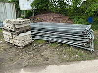 Bouwhek met betonnen blok (30x) - afbeelding 1 van  2