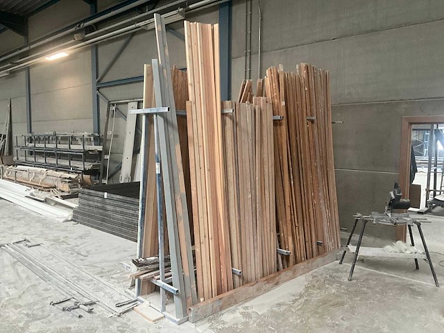 Bouwhout en 2x metalen bok - afbeelding 1 van  8