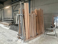 Bouwhout en 2x metalen bok - afbeelding 1 van  8