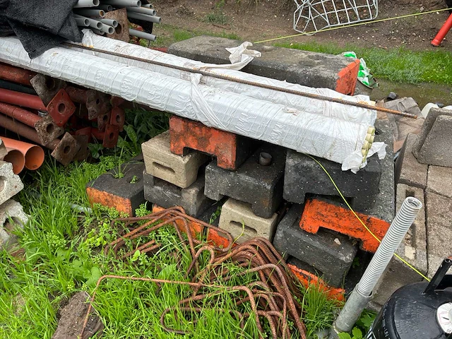 Bouwmaterialen / set van 6 barrières + 13 voetstukken - afbeelding 2 van  8