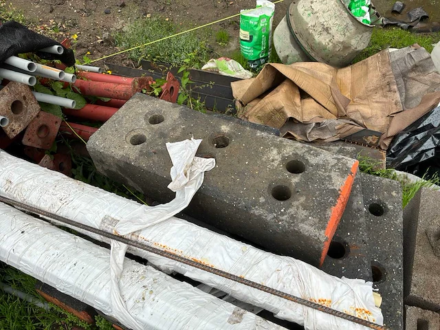 Bouwmaterialen / set van 6 barrières + 13 voetstukken - afbeelding 3 van  8