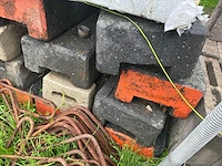 Bouwmaterialen / set van 6 barrières + 13 voetstukken - afbeelding 5 van  8