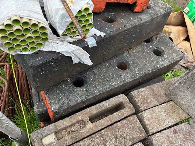 Bouwmaterialen / set van 6 barrières + 13 voetstukken - afbeelding 6 van  8