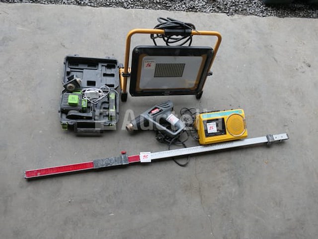 Bouwplaatsspotlight, heteluchtpistool, radio, laservizier - afbeelding 1 van  7