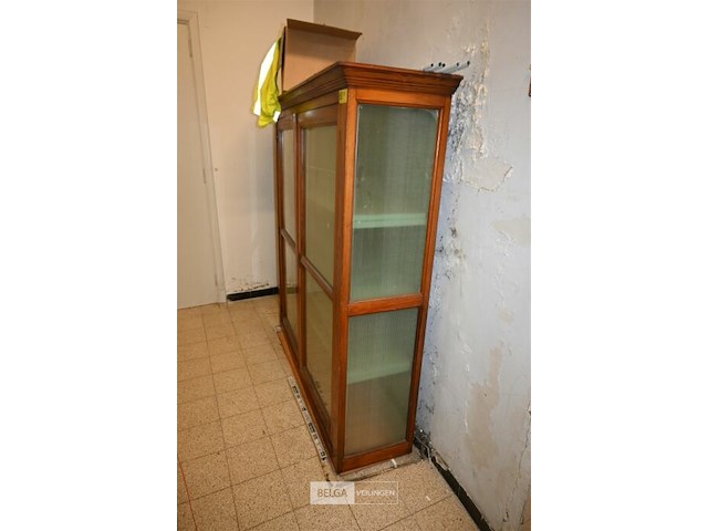 Bovenstuk van houten vitrinekast - afbeelding 2 van  4