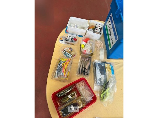 Box met div vissersbenodigdheden - afbeelding 3 van  7