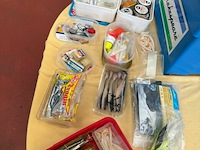 Box met div vissersbenodigdheden - afbeelding 3 van  7