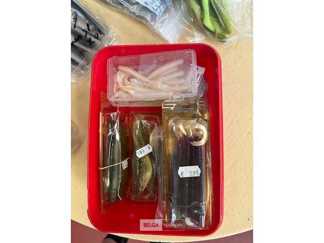 Box met div vissersbenodigdheden - afbeelding 4 van  7