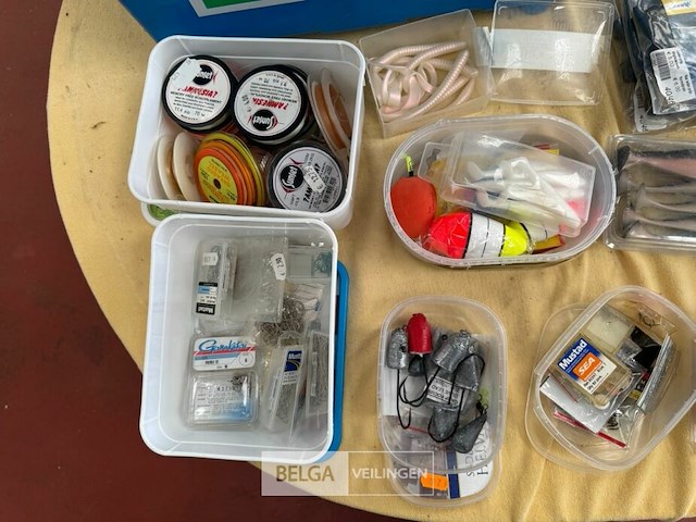 Box met div vissersbenodigdheden - afbeelding 6 van  7