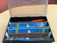 Box met dobbers en haken zeevisserij - afbeelding 1 van  3
