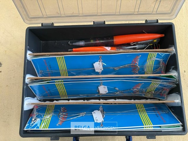 Box met dobbers en haken zeevisserij - afbeelding 3 van  3
