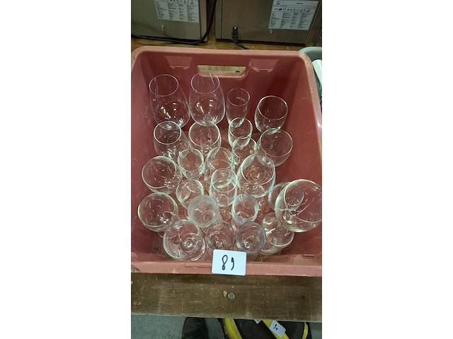 Box met glazen - afbeelding 1 van  1