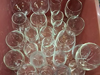 Box met glazen - afbeelding 1 van  1