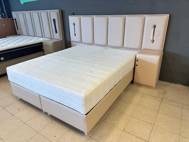 Boxspring dirk met led 160x200 - afbeelding 1 van  3