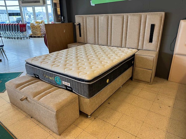 Boxspring king 160x200 met led en usb - afbeelding 1 van  3