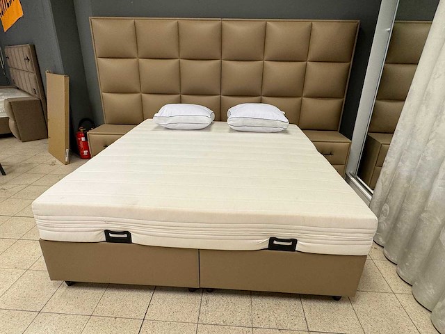 Boxspring nova met opbergruimte - afbeelding 1 van  3