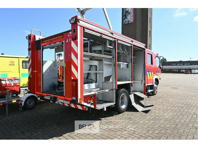 Brandweerwagen met ongevalschade - afbeelding 2 van  16
