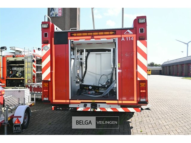 Brandweerwagen met ongevalschade - afbeelding 3 van  16