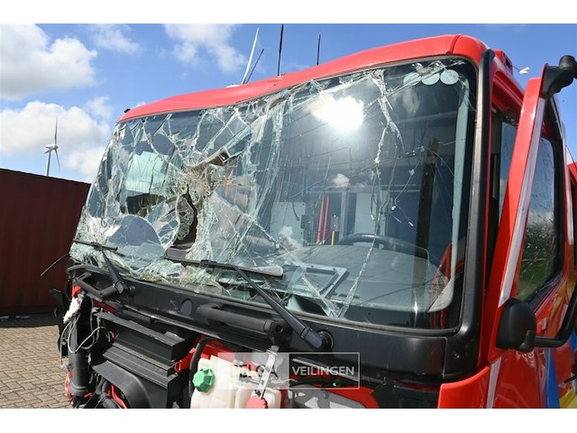 Brandweerwagen met ongevalschade - afbeelding 6 van  16