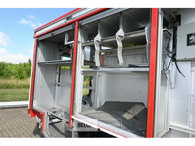 Brandweerwagen met ongevalschade - afbeelding 8 van  16