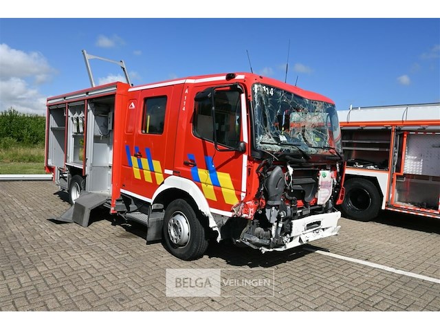 Brandweerwagen met ongevalschade - afbeelding 1 van  16