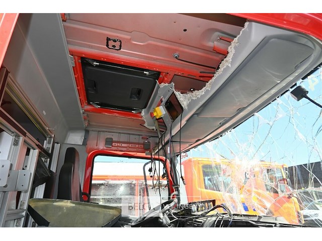 Brandweerwagen met ongevalschade - afbeelding 15 van  16
