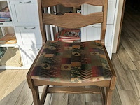 Brede houten stoelen ±20 st