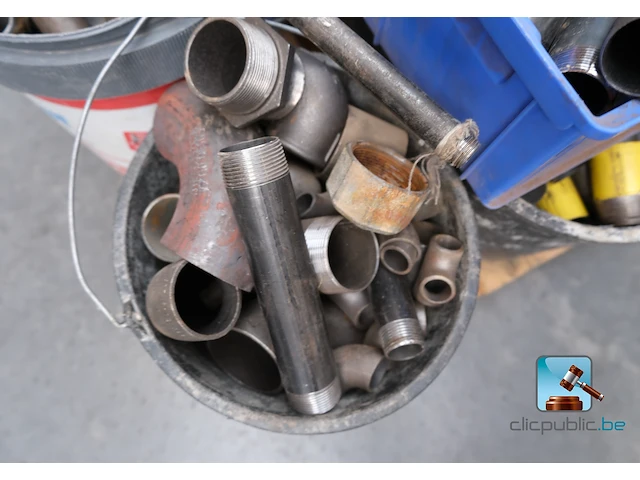 Breed assortiment aan metalen onderdelen - afbeelding 7 van  12
