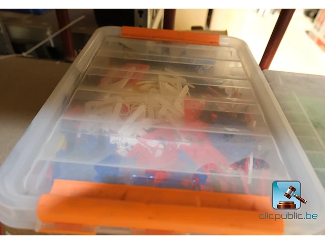 Breed assortiment gereedschappen en verbruiksartikelen - afbeelding 2 van  23