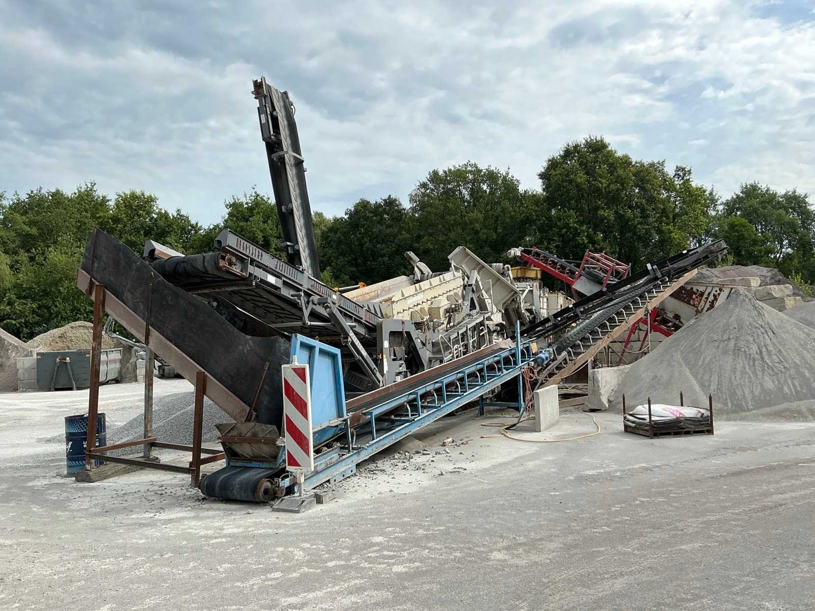 Breek-, zeefinstallaties en grondverzetmachines wegens faillissement geeraerts j. bv