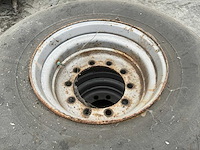 Bridgestone vrachtwagenband met velg (3x) - afbeelding 1 van  6