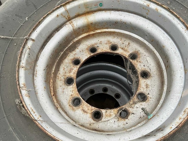 Bridgestone vrachtwagenband met velg (3x) - afbeelding 2 van  6